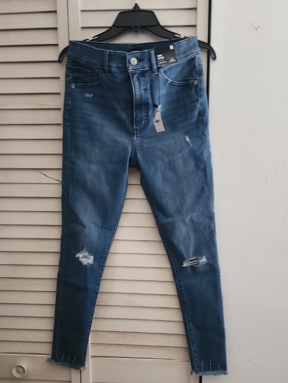 EXPRESS Women’s Distressed Blue Skinny Jeans IN A SIZE 6